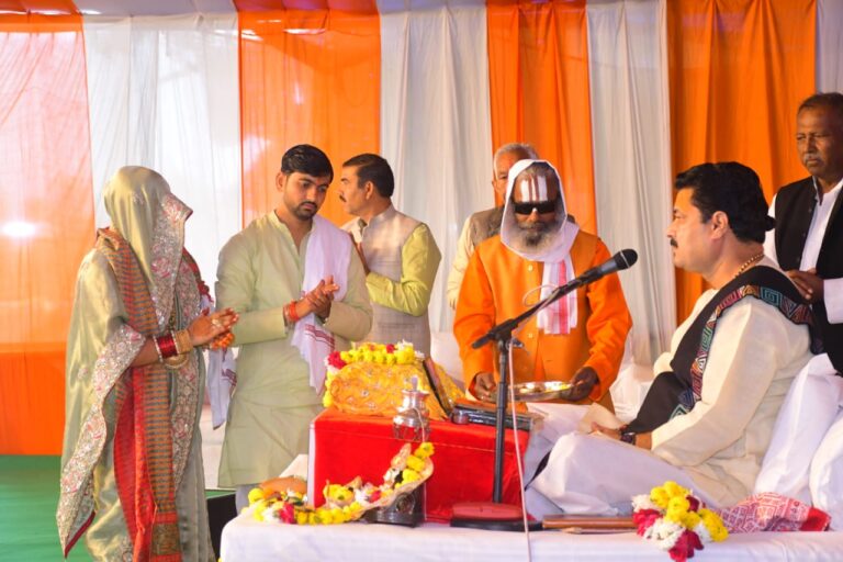 माता–पिता धरती के भगवान – रमाकांत व्यास