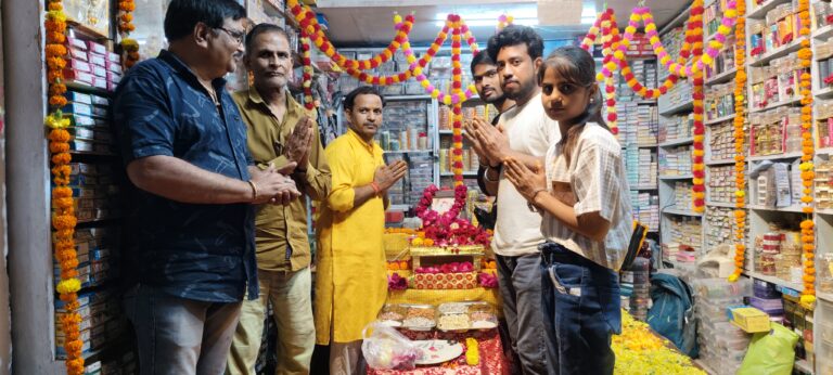 मोंठ। नगर में शनिवार को खाटू श्याम प्रेमियों ने श्रद्धा और उल्लास के साथ श्याम बाबा का जन्मदिन धूमधाम से मनाया।