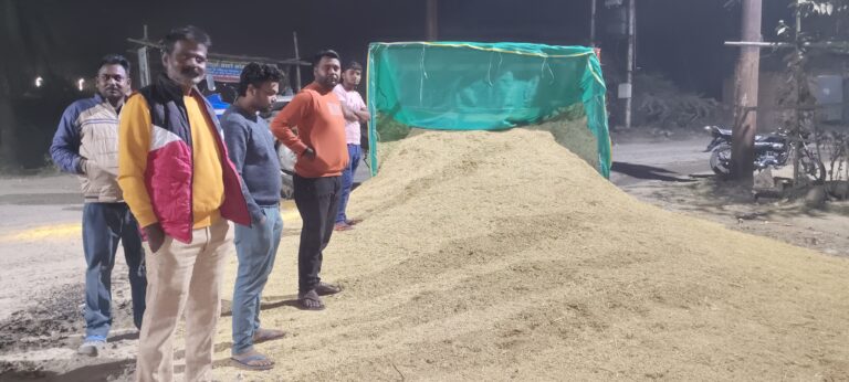 मोंठ-भांडेर मार्ग की जर्जर सड़कों ने बढ़ाई परेशानी, धान से भरी किसान की ट्रैक्टर ट्रॉली पलटी