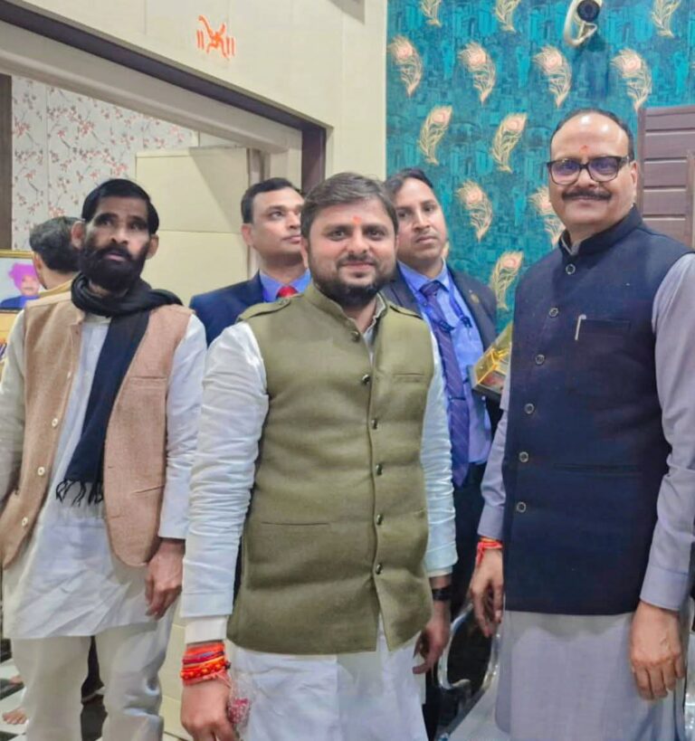 उप मुख्यमंत्री बृजेश पाठक का गुरसराय आगमन, युवा मोर्चा के जिला उपाध्यक्ष&nbsp; कपिल मुदगिल ने किया स्वागत।