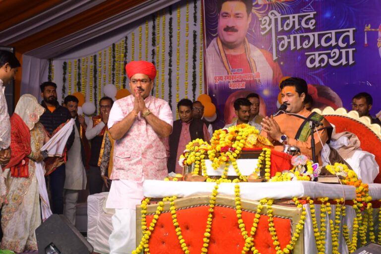 त्रिकालदर्शी धर्मगुरु पंडोखर सरकार ने भागवत स्थल पर पहुंचकर श्रद्धालुओं को दर्शन और आशीर्वाद दिया