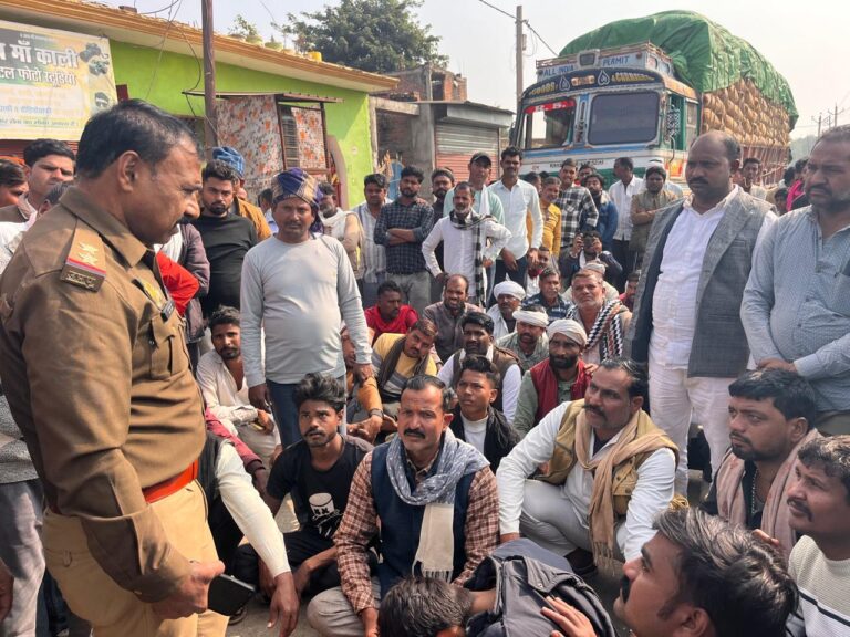 समथर — मंगलवार को गल्ला मंडी व्यापारियो द्वारा मंडी से हटकर अलग स्थान पर धान खरीद की बोली लगाने से मना करने से पैदा हुई बिबादास्पद स्थित को लेकर नाराज़ किसानों ने समथर–पंडोखर रोड पर बैठकर जाम लगा दिया ।