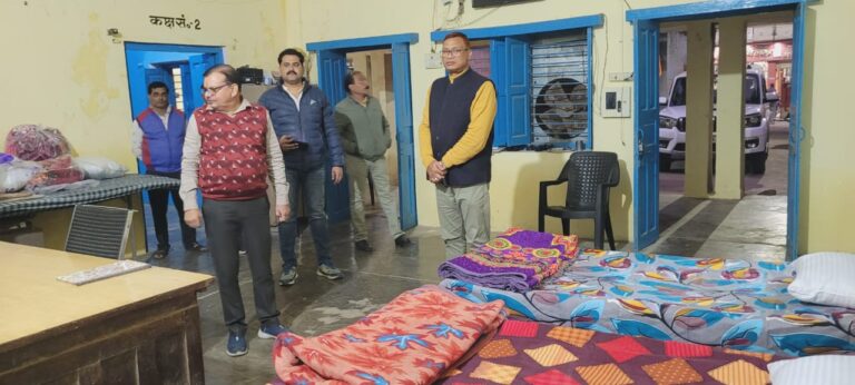 मोंठ–अधिशासी अधिकारी ने नगर पंचायत मोंठ में बने रैन बसेरे का औचक निरीक्षण किया।