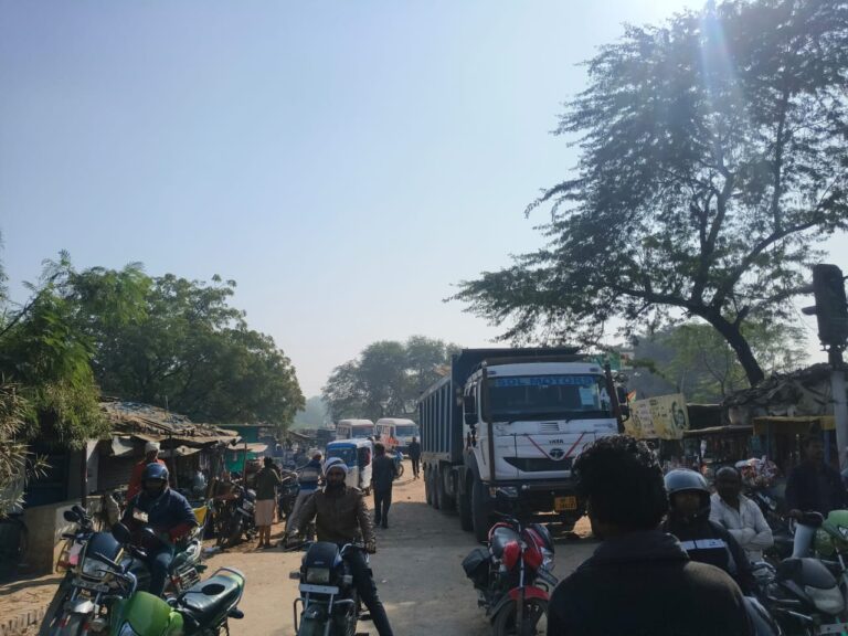 आटा रेलवे क्रॉसिंग पर मालगाड़ी की चपेट में आने से वृद्ध की मौत, जाम में फंसी प्रसव पीड़िता की एंबुलेंस