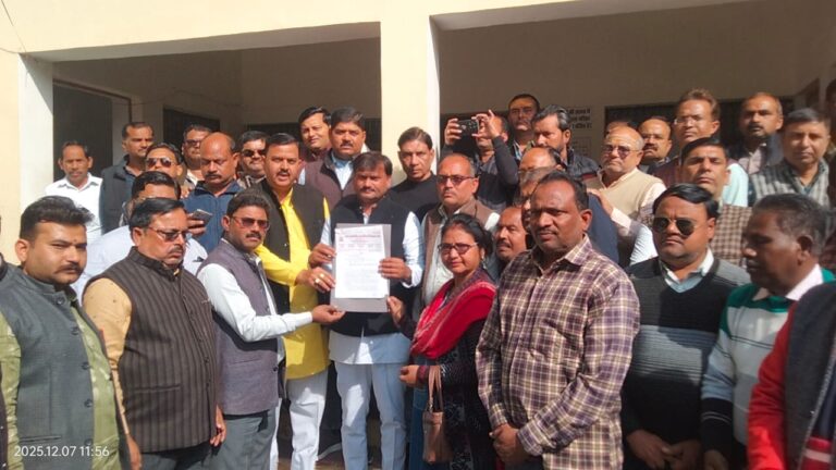 टेट अनिवार्यता लागू करने के विरोध में सैकड़ो शिक्षको ने सांसद को दिया ज्ञापन