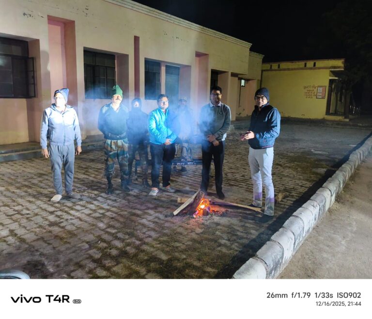 मोंठ : मोंठ सामुदायिक स्वास्थ्य केंद्र में एसडीएम मोंठ अवनीश तिवारी, तहसीलदार मोंठ ज्ञानेंद्र सिंह ने शीतलहर को देखते हुए मरीजों व तीमारदारों की सुविधा के लिए जलाए गए अलाव का निरीक्षण किया गया।