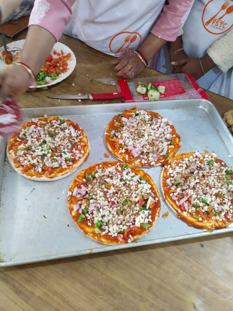 राजकीय खाद्य विज्ञान प्रशिक्षण केंद्र झांसी में प्रशिक्षुओं ने बनाया पिज्जा और चॉकलेट