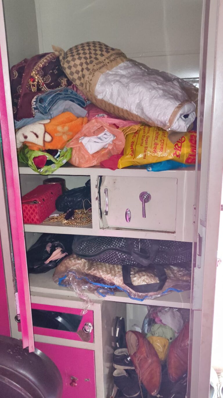 समथर:&nbsp; अज्ञात चोरों ने घर से नगदी सहित सोने-चांदी के जेवरात किए गायब।