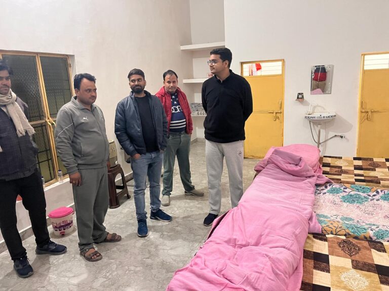 समथर-&nbsp; समथर में बुधवार की देर रात उपजिलाधिकारी अबनीश तिवारी ने नगर पालिका परिषद परिसर में संचालित रैन बसेरा का औचक निरीक्षण किया।