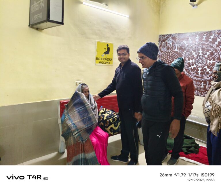 एसडीएम व तहसीलदार ने मोंठ रेलवे स्टेशन पर किए कंबल वितरण।