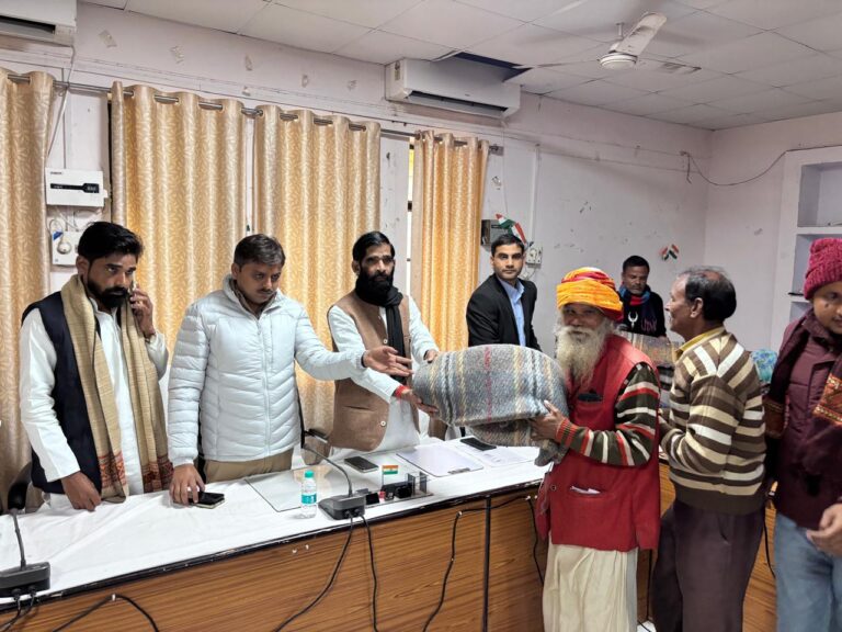 मोंठ तहसील सभागार में गरौठा विधायक जवाहर लाल राजपूत ने किया कंबल वितरण।