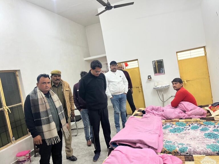 एसडीएम मोठ अवनीश तिवारी ने किया रैन बसेरा का निरीक्षण, जरूरतमंदों को वितरित किए कंबल