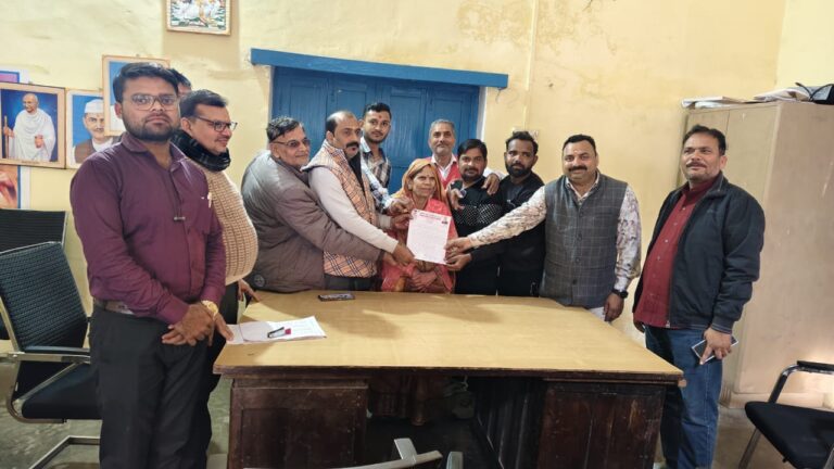 पत्रकारों ने भवन के लिए पंचायत अध्यक्ष को ज्ञापन दिया