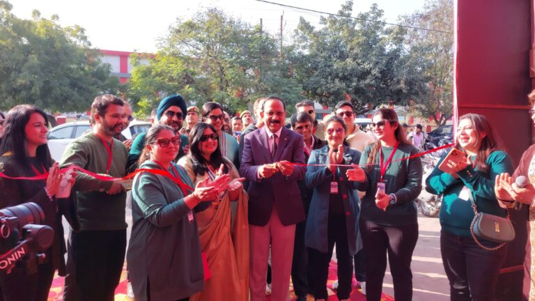 रोटरी क्लब ऑफ झांसी इलीट के भव्य कार्निवल का कमिश्नर बिमल कुमार दुबे ने किया उद्घाटन