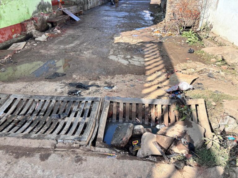 मोठ- पशु अस्पताल के पास साफ सफाई, नाली के क्रास सही कराने की मांग ।