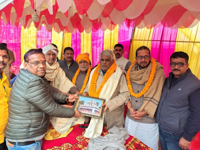 बलिया  में संत शिरोमणि सुदिष्टबाबा के समाधि स्थल पर पत्रकारों ने लिया आशीर्वाद, धनुष मेले का उठाया आनंद