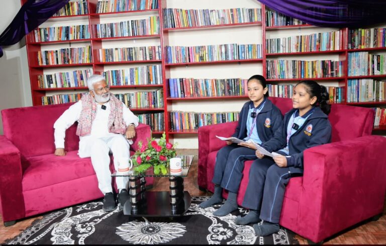 जालौन : ग्राम जखौली में स्व. उमाशंकर जखौली की स्मृति में कंबल वितरण कार्यक्रम