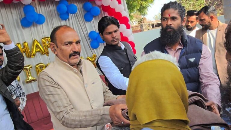 भरोसा गांव में विधायक पुत्र राहुल राजपूत ने बांटे कंबल।