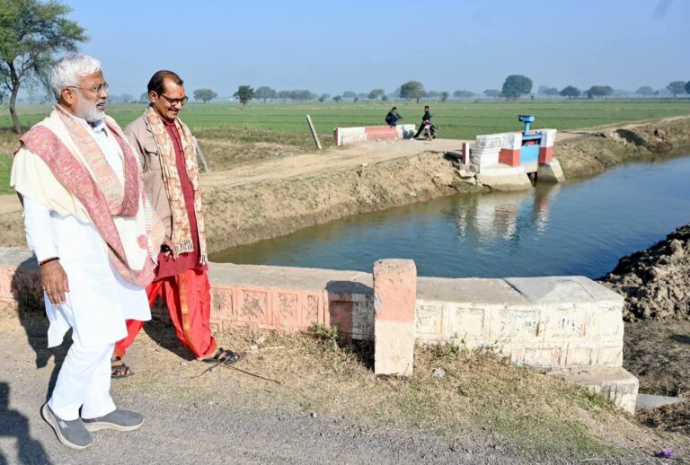 मोंठ–जल एवं सिंचाई मंत्री स्वतंत्र देव सिंह ने क्षेत्र में किसानों की सिंचाई व्यवस्था को सुदृढ़ करने के उद्देश्य से बकुआँ माइनर नहर का निरीक्षण किया।