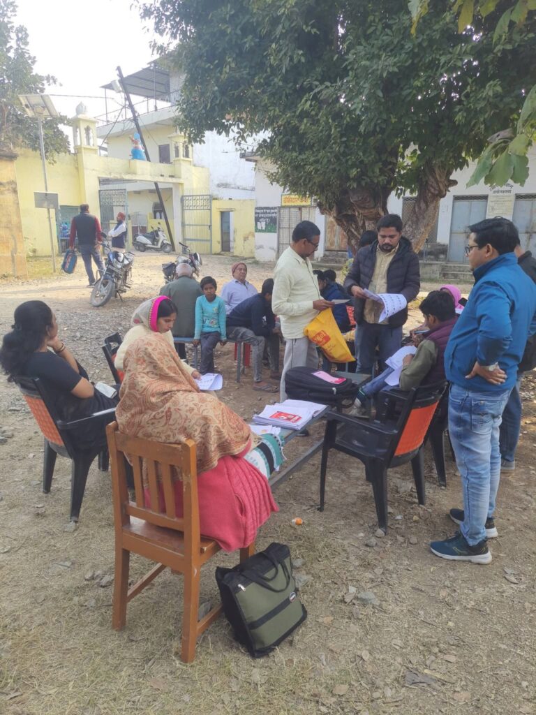 झांसी के मोंठ में बूथों पर बीएलओ ने किया आलेख्य निर्वाचक नामावलियों का वाचन।