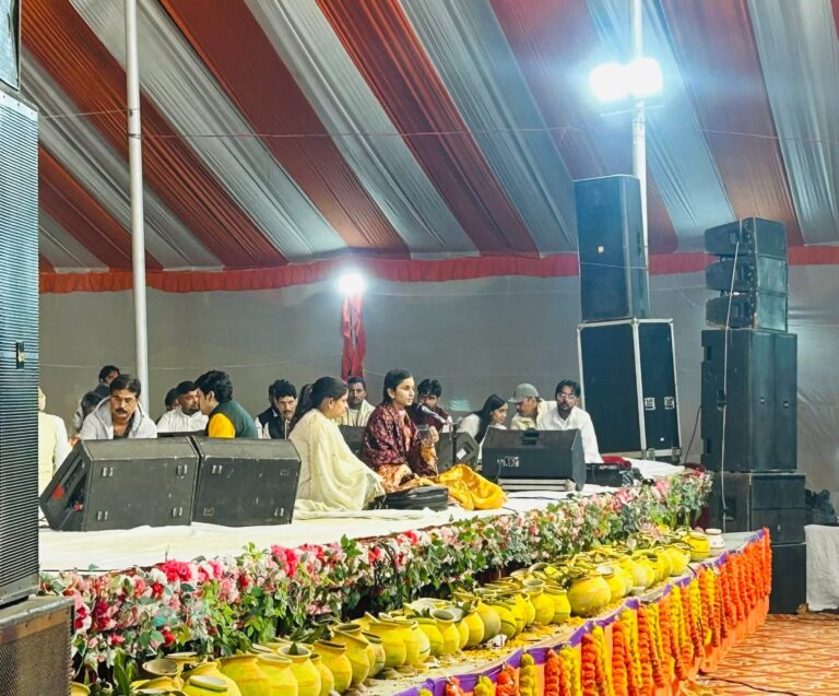 मोंठ में श्री राम कथा के दौरान सजा खाटू श्याम का भव्य दरबार, जयपुर की गायिका सुरभि चतुर्वेदी के भजनों पर झूमे श्रद्धालु।