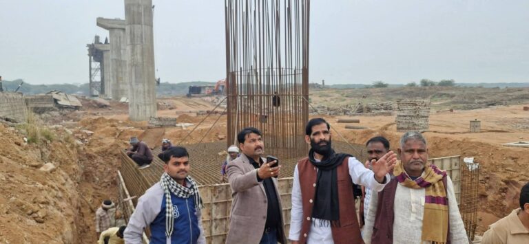 मोंठ:खिरिया घाट पुल निर्माण का गरौठा विधायक ने किया निरीक्षण।