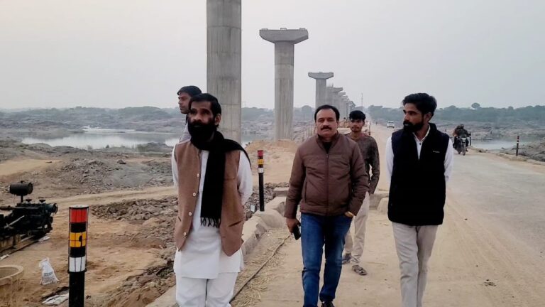 मोंठ–गरौठा विधायक जवाहर लाल राजपूत ने क्षेत्र के खिरिया घाट पर बन रहे पुल का निरीक्षण किया।