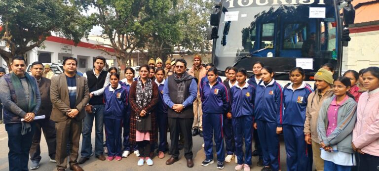 प्रशिक्षण हेतु 50 आपदा मित्र लखनऊ रवाना, जिलाधिकारी ने दी शुभकामनाएं