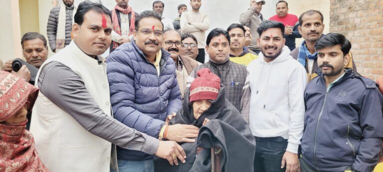 मोंठ–नगर के सभासद धर्मेन्द्र वर्मा ने अपने जन्मदिन को सेवा और संवेदना के साथ मनाते हुए असहाय एवं जरूरतमंद लोगों को कंबल वितरित किए।