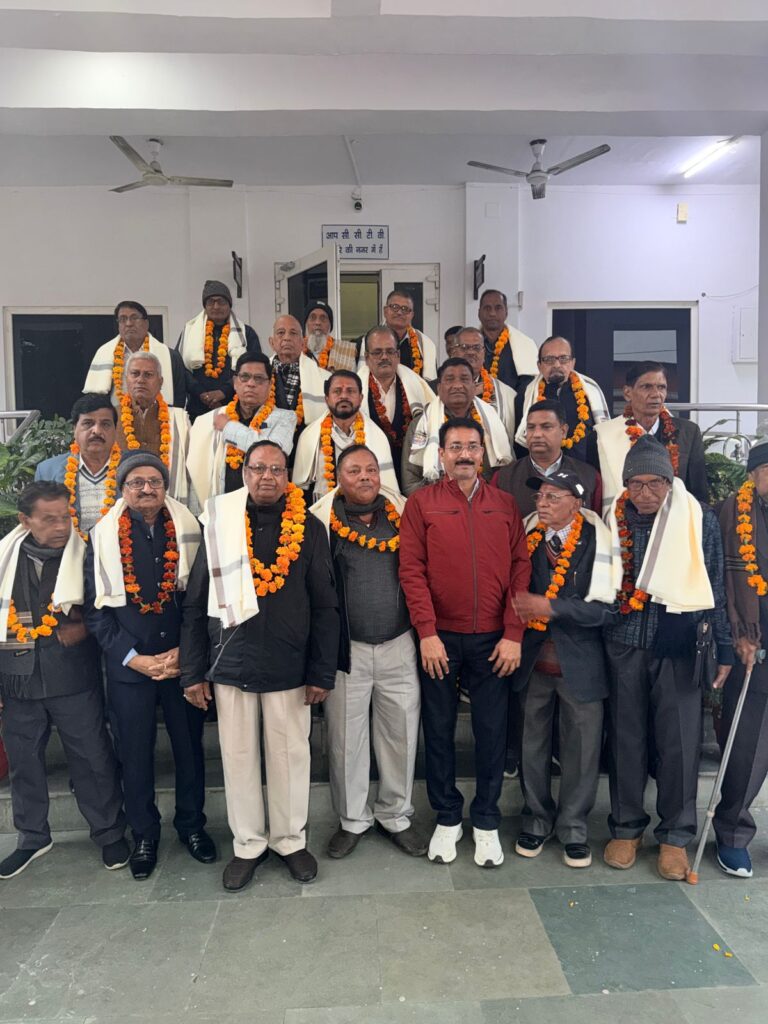 झाँसी- मिनिस्ट्रीयल कलैक्ट्रेट कर्मचारी संघ झॉसी ने नव वर्ष मिलन समारोह के अवसर पर सेवा निर्मित कर्मचारियों का सम्मान समारोह किया।