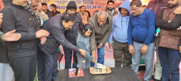 मोंठ–कस्बा के लोगों ने गरौठा के पूर्व विधायक बृजेंद्र व्यास उर्फ डमडम महाराज का जन्मदिन केक काटकर हर्षोल्लास और उत्साह के साथ मनाया।