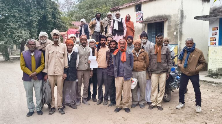 मोंठ–मोंठ में लेखपाल पर मुआवजा दिलाने में रिश्वत मांगने का आरोप, किसानों ने एसडीएम से की शिकायत, बोले- “500 रुपए देने वालों को मिला मुआवजा, ना देने वाले वंचित”