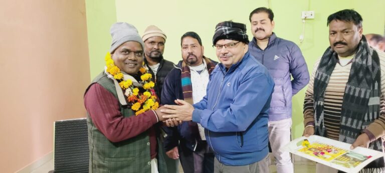 मोंठ-उत्तर प्रदेश राज्य निगरानी समिति के सदस्य संजय गौतम ने नगर पंचायत का निरीक्षण किया गया।