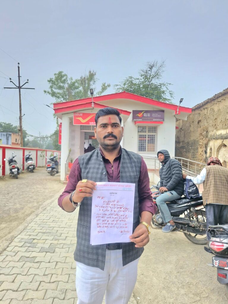 मुख्यमंत्री को खून से पत्र लिखकर पुलिस भर्ती में आयु सीमा में छूट की मांग