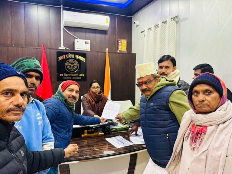 अलाव की ‘चिंगारी’ पहुंची SDM दफ्तर, ठिठुरन भरी कड़ाके की ठंड में बड़े बवाल के आसार