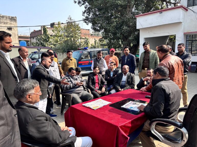 मोठ-&nbsp; पुलिस द्वारा अधिवक्ता के खिलाफ कार्रवाई से नाराज शनिवार को वार संघ के अध्यक्ष लालजी सिंह गुर्जर के साथ एक दर्जन से अधिक अधिवक्ता मोठ कोतवाली पहुंचे और पुलिस कारवाई का विरोध किया।