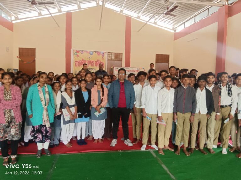 राजकीय इंटर कॉलेज शाहजहांपुर में बोर्ड परीक्षार्थियों को स्टेशनरी वितरित