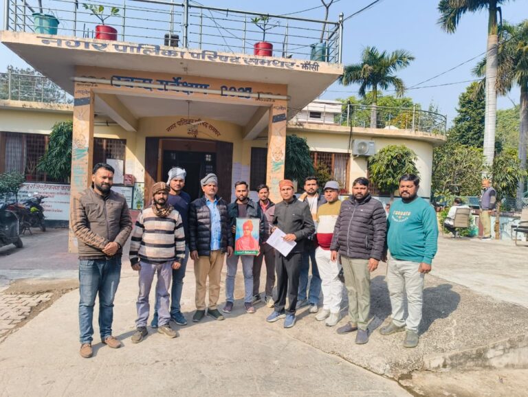 विवेकानंद पार्क में स्वामी जी की प्रतिमा के अनावरण अधर में लोगों में आक्रोश