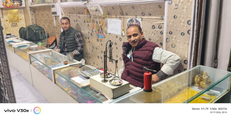 मोंठ में सर्राफा व्यापारियों की नई पहल, दुकानों में लगाए पहचान संबंधी पोस्टर।