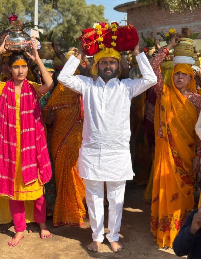 झांसी में मोंठ के गांव आमखेरा में भव्य कलश यात्रा के साथ श्रीमद्भागवत कथा का शुभारंभ।