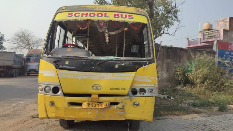 मोंठ–थाना पूंछ क्षेत्र के ग्राम खिल्ली हाइवे के पास सोमवार को एक बड़ा सड़क हादसा होते-होते टल गया। स्कूली बच्चे बाल बाल बचे।