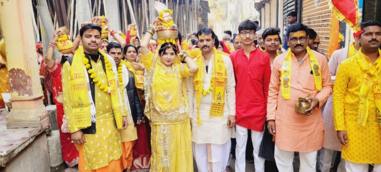 मोंठ में शिव परिवार प्राण प्रतिष्ठा को लेकर भव्य कलश यात्रा निकाली गई।