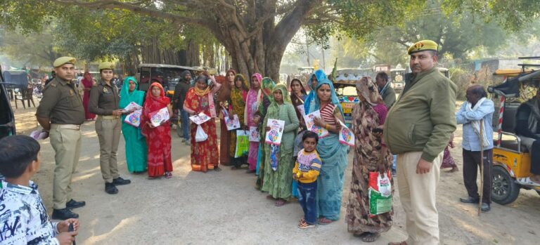 झांसी की शाहजहांपुर पुलिस ने मिशन शक्ति के तहत महिलाओं व बालिकाओं को दी गई योजनाओं व हेल्पलाइन की जानकारी।