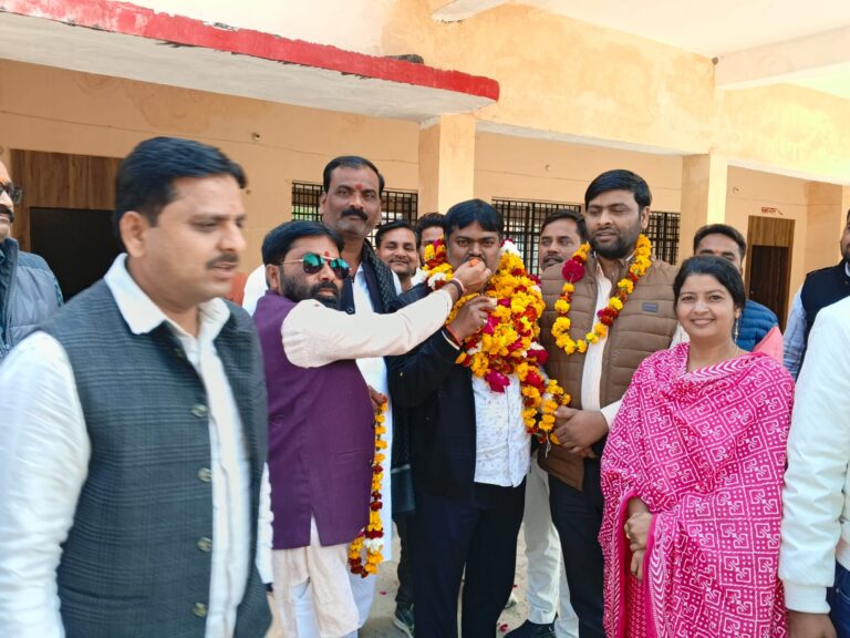 मोंठ–उत्तर प्रदेश सहकारी ग्राम विकास बैंक लिमिटेड की शाखा मोंठ में अध्यक्ष पद के लिए हुए चुनाव में हरिशंकर राजपूत को निर्विरोध अध्यक्ष चुना गया।