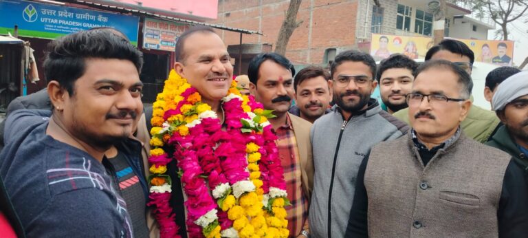 मोंठ- नगर के खजांची मार्केट में सपा के पूर्व सांसद (आईसीए-एपी) अंतरराष्ट्रीय सहकारिता गठबंधन के अध्यक्ष डॉ० चंद्रपाल सिंह यादव का सपा नेता आशू यादव मोंठ एवं स्थानीय लोगों द्वारा जोरदार स्वागत किया गया।