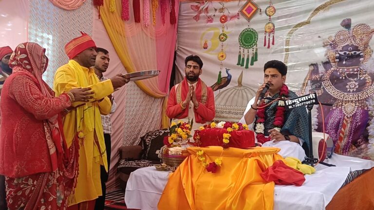 समथर — जीवात्मा और परमात्मा का मिलन का नाम महारास लीला है ” उक्त उद्गार नगर के बीजासेन माता मंदिर प्राँगढ में चल रही श्रीमद्भागवत कथा के माध्यम से कथा व्यास आचार्य ऋषभ देव शास्त्री ने व्यक किये ।।