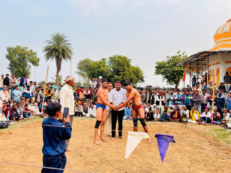 समथर — बसंत पंचमी पर्व के उपलक्ष्य में नगर के शिव धाम मठ वाले शंकरजी मंदिर प्रांगढ़ में क्षेत्रीय कुश्ती दंगल का आयोजन किया गया ।