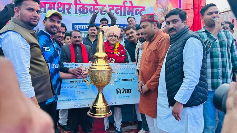 समथर — कीर्तिशेष इंजीनियर ज्ञानेंद्र सिंह परिहार की स्मृति में आयोजित 13वीं राज्य स्तरीय समथर क्रिकेट टूर्नामेंट के फाइनल मुकाबले में गढ़कुंडार इलेवन की टीम ने मरहूम कय्यूम फेन्स क्लब समथर को 6 रन से हराकर फाइनल मुकाबला जीत लिया ।