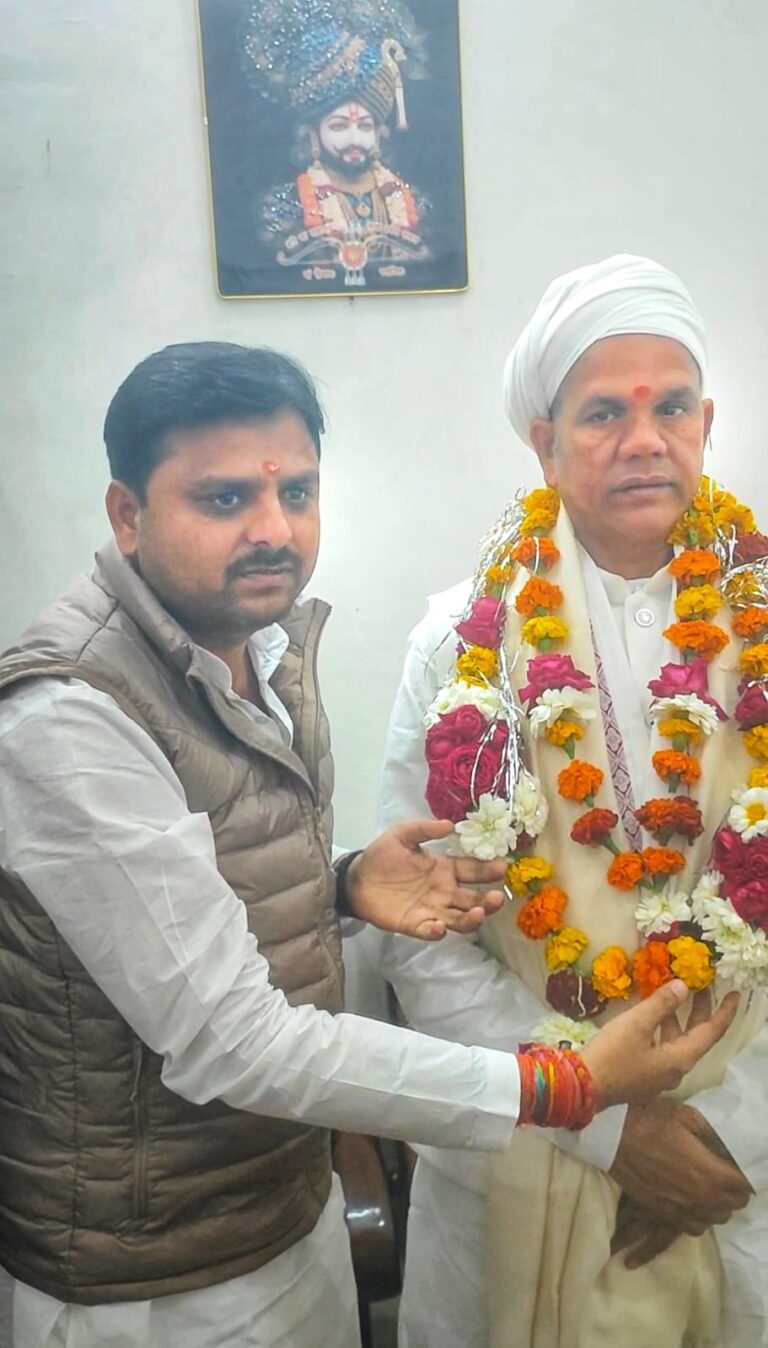 मोंठ में&nbsp; श्री श्री 1008 पूज्य रविशंकर महाराज( रावतपुरा सरकार ) के आगमन पर भाजपा युवा मोर्चा के जिला उपाध्यक्ष कपिल मुदगिल ने अपने आवास पर भव्य स्वागत किया।