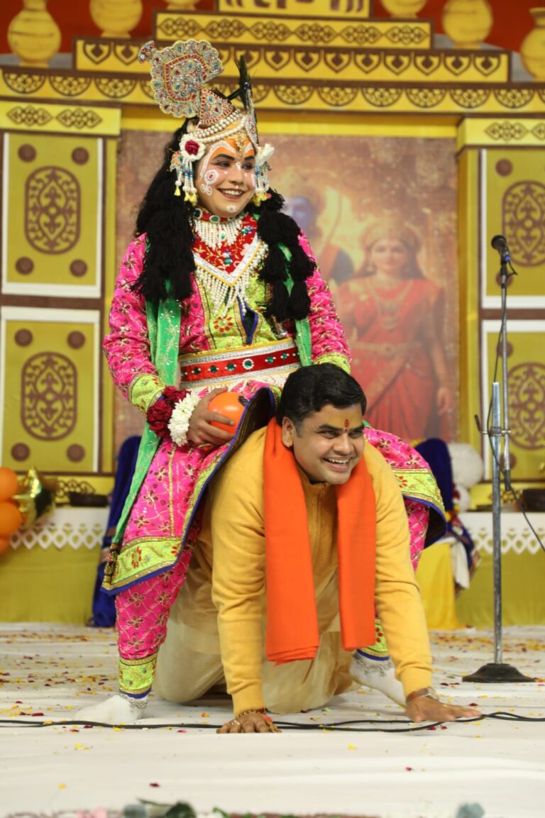 मोंठ—कस्बा के पावन श्री शीतला धाम प्रांगण में चल रही श्री राम कथा के अंतर्गत आयोजित भजन संध्या में रविवार की शाम रासलीला का भव्य और मनोहारी का आयोजन मुख्य अतिथि कथा व्यास शांतनु महाराज ने दीप प्रज्वलित कर किया गया।